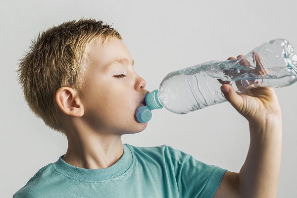Vízivás hatása a gyermekek fejlődésére - Mikor, mennyit?
