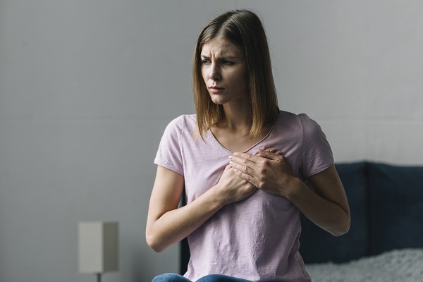 Mellfájdalom nőknél: 10 ok és amit tehetsz ellenük